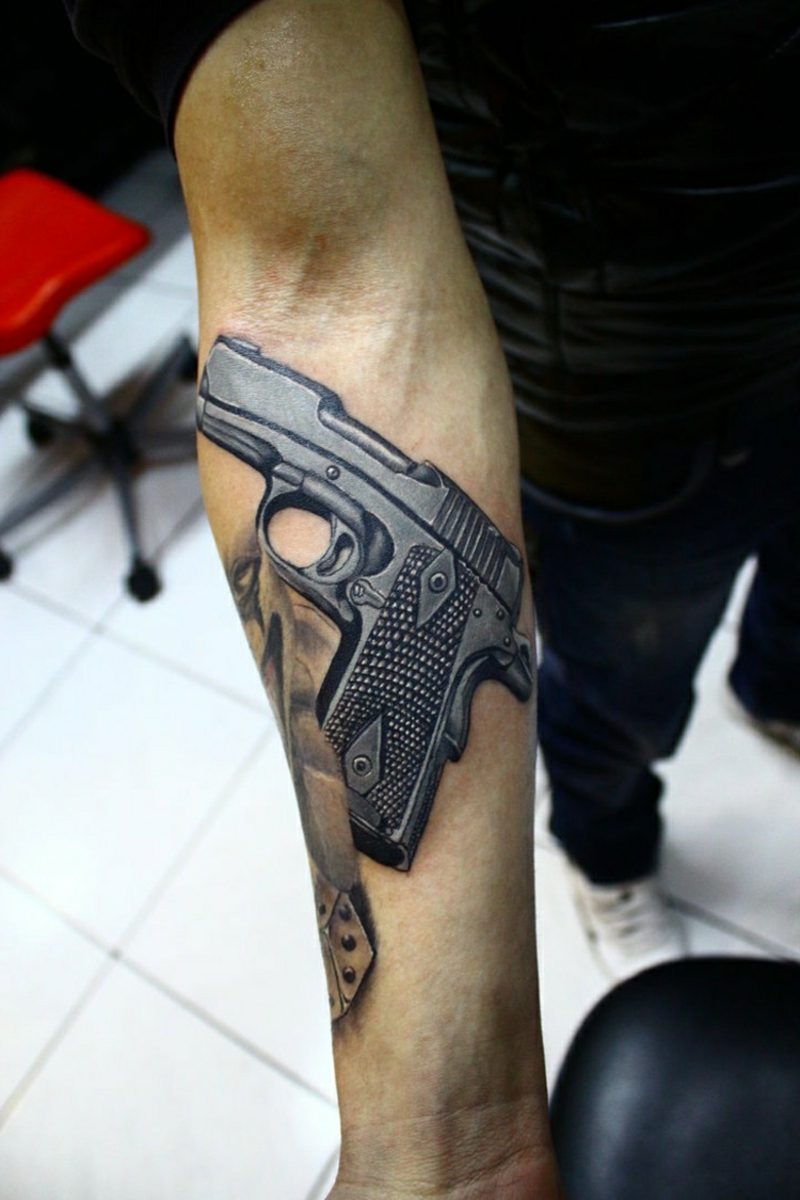 Tattoo mallar män pistol underarm
