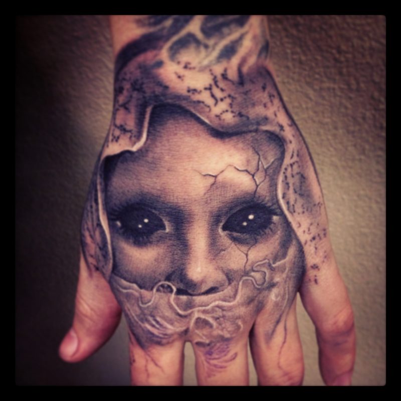 Ide tato tangan 3D menghiasi motif tato wanita dan mata pria