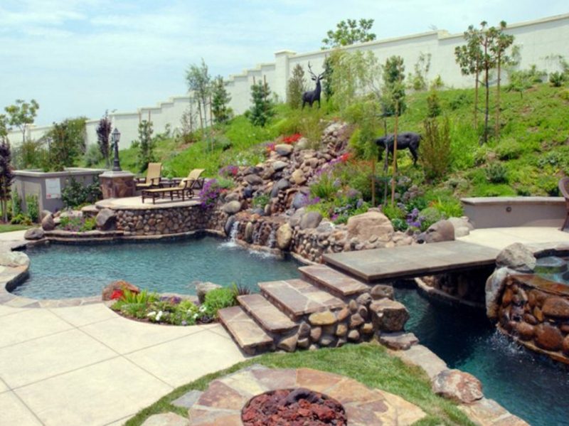 クリークと庭の池創造的なアイデアの庭のデザイン