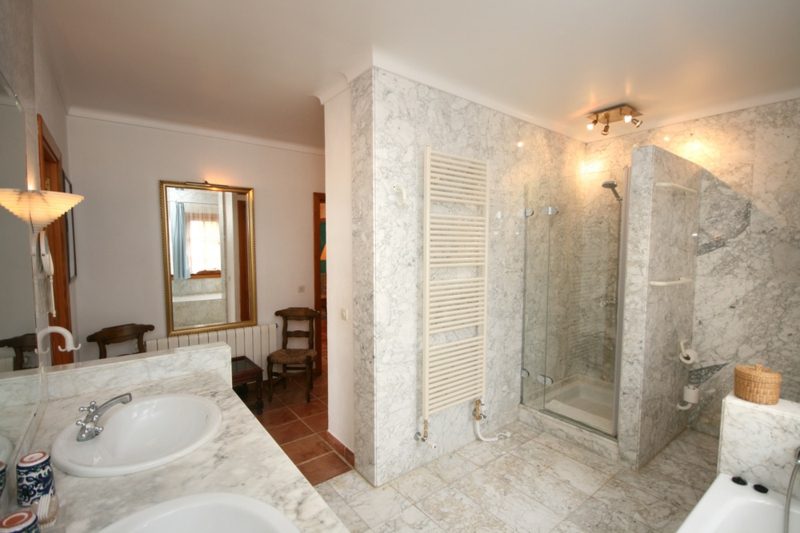 Banheiro moderno chuveiro de tijolos