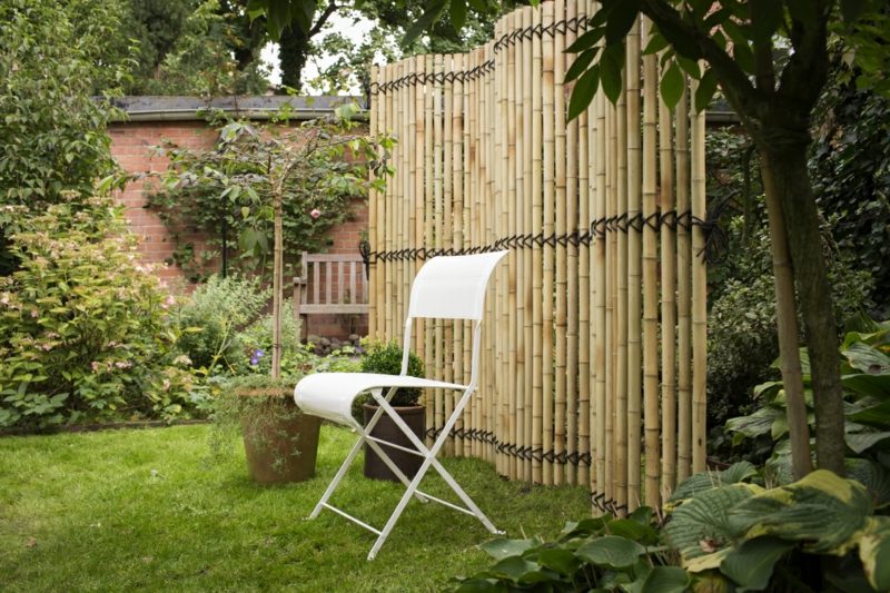 originálny záhradný dizajn bambusového plotu