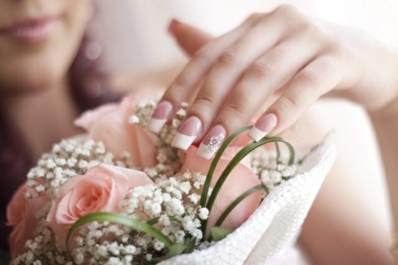 Nagų dizaino vestuvės subtiliai prancūzų gėlių motyvai