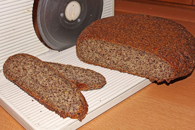 Linfrö friskt bröd gjord av linfrösmjöl