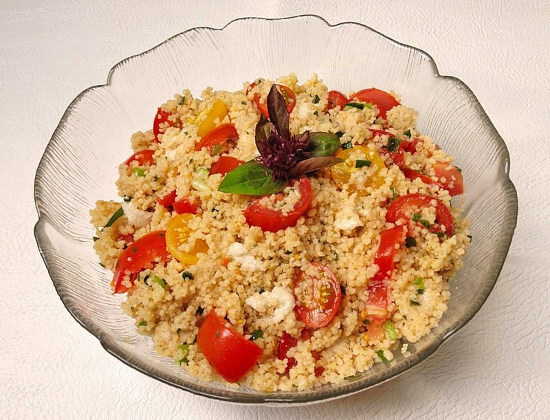 Couscous gezonde salade met verse tomaten en mozarella