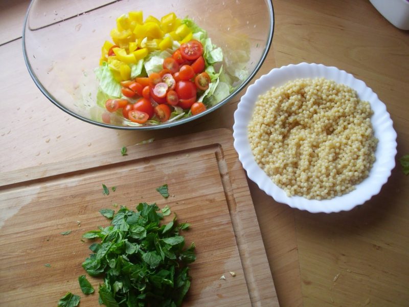 Couscous bereidt salade noodzakelijke ingrediënten voor