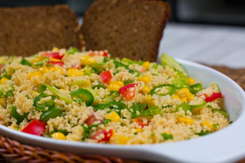 Couscous bereidt gezonde salade met groenten voor