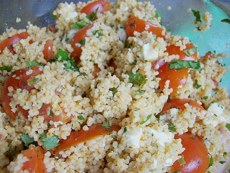 Couscous bereidt gezonde salade met tomaten en feta-kaas voor