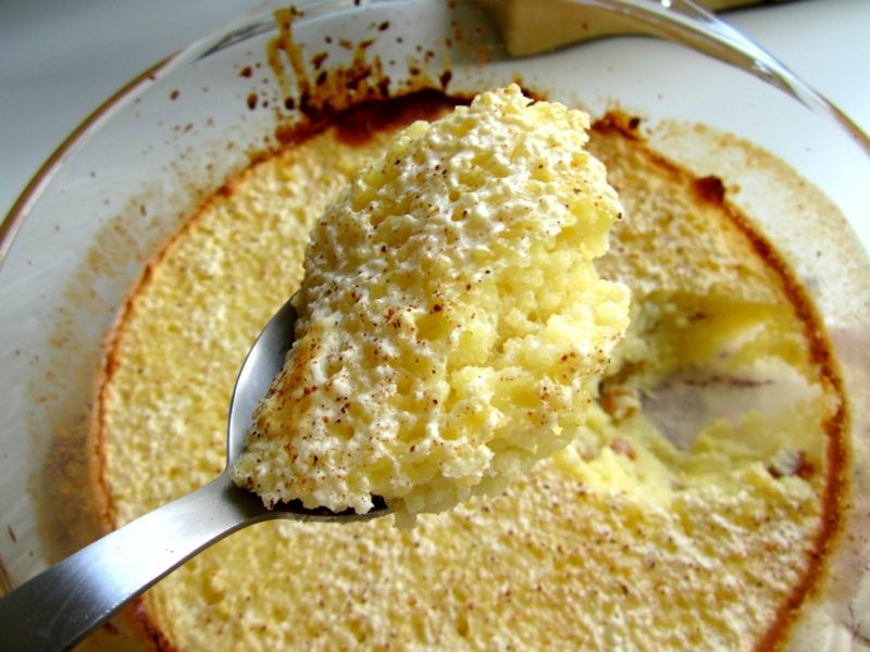 Couscous die dessert met eieren voorbereiden