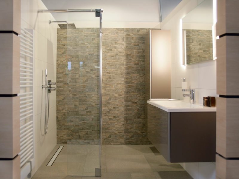 banheiro de design moderno acento parede chuveiro com paredes de pedra
