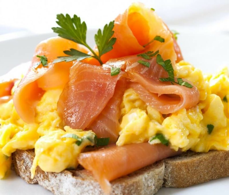 gezond ontbijt voor het afslanken van toast met ei en zalm