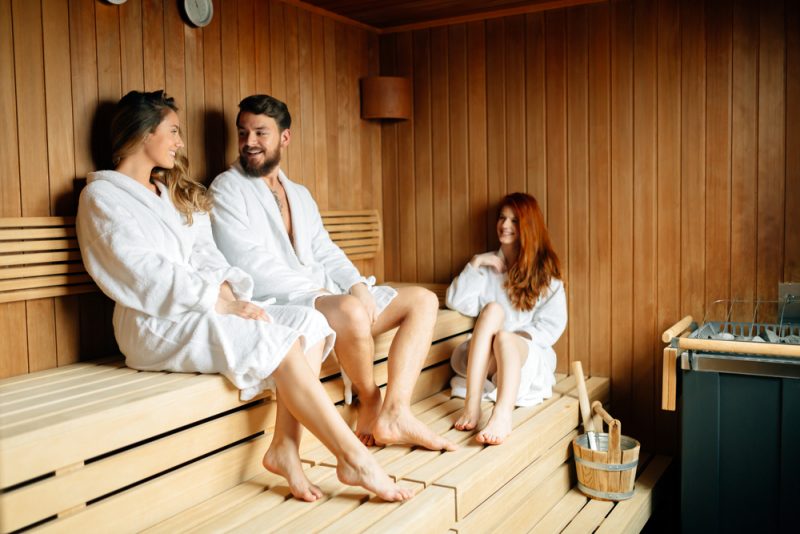 3 uvoľnených hostí v malej saune