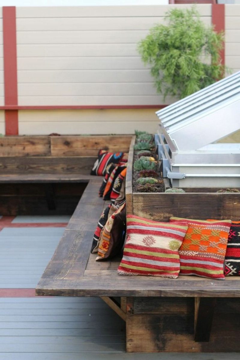 Bangku taman kayu desain simpel bantal warna-warni