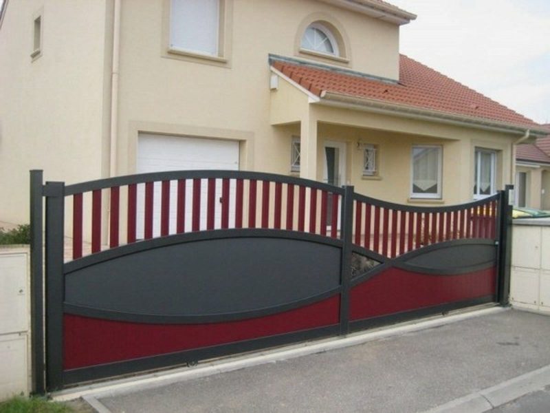 Kovové záhradné vráta moderné brány posuvné čierne červené
