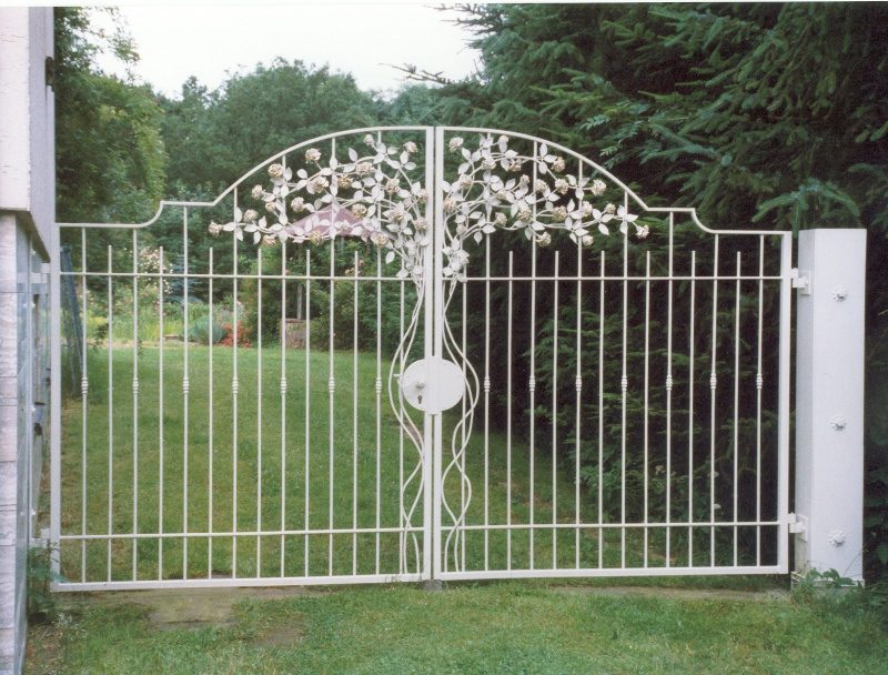 Kovové záhradné brány dvojdielne kované ruže