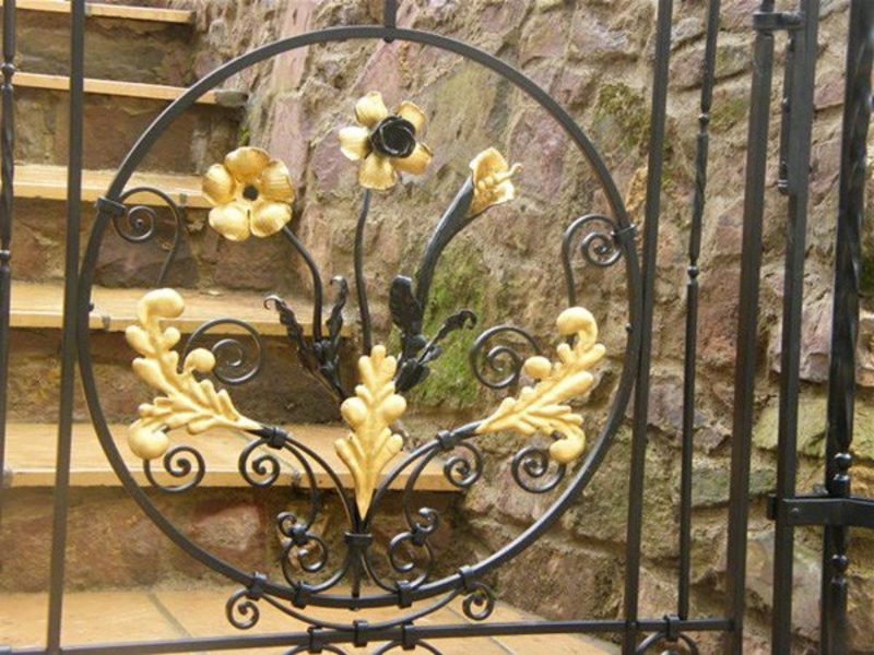 Kovové záhradné brány krásne kvety listy bronz
