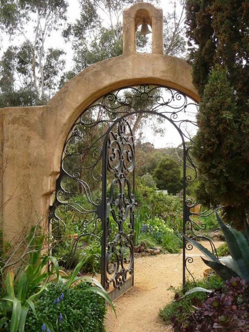 Kovové záhradné brány zdobia