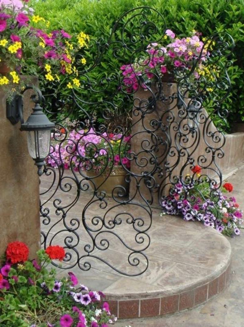 Kovové záhradné brány jedinečné kované ozdoby