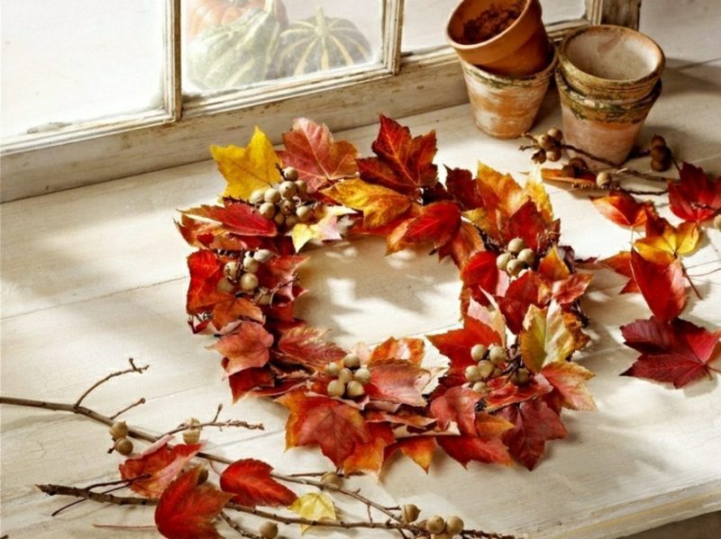 Јесен украшавају прелеп венац од јесенских листова