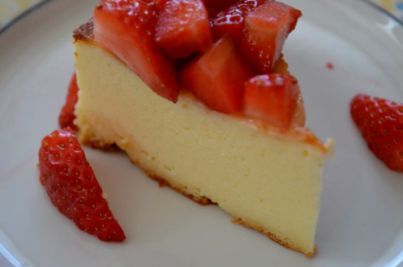Kek cheesecake bebas gluten dengan stroberi buah-buahan segar