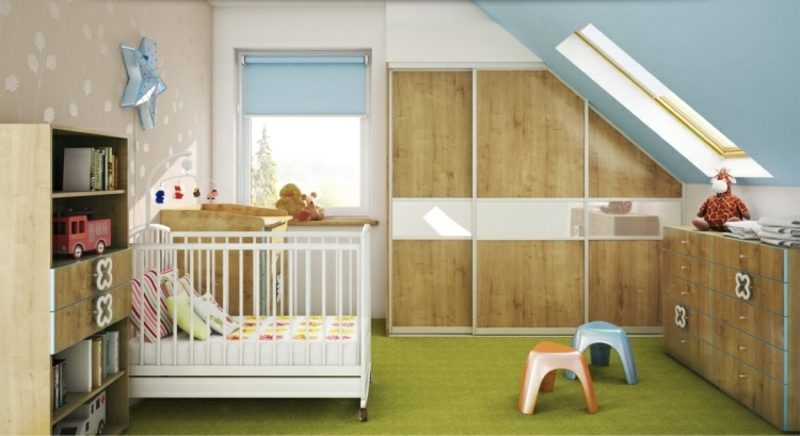 Otroška soba s poševno streho izvirno hišno omaro