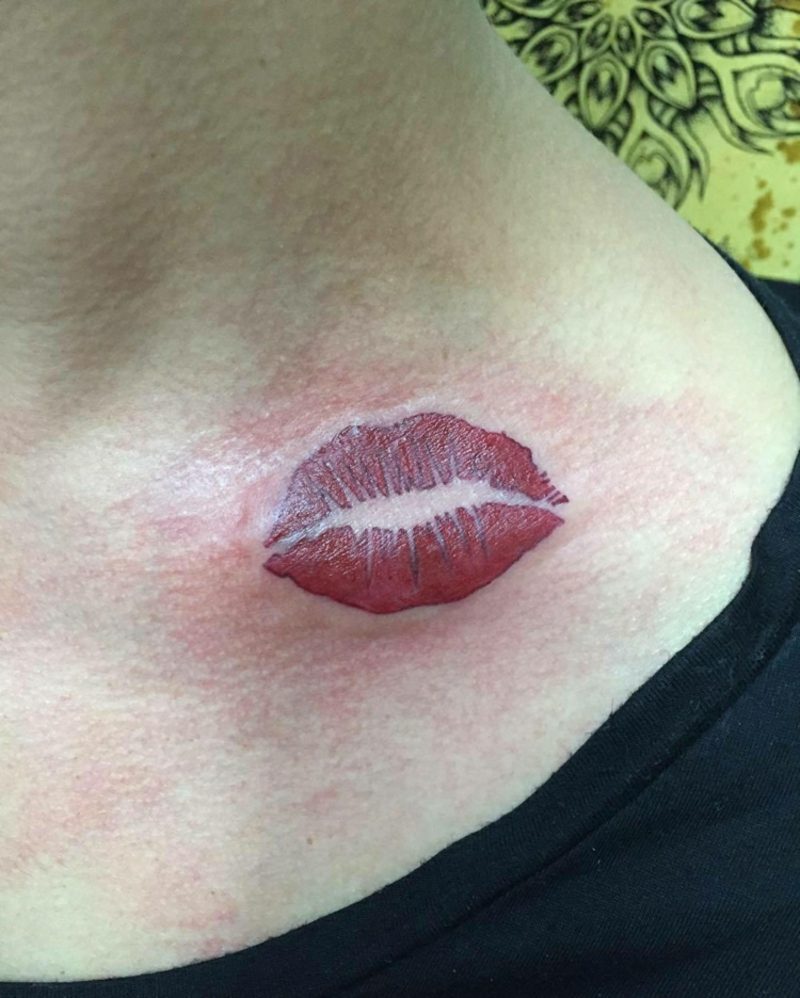 Poljubljanje tetovaže na ženska klavikula