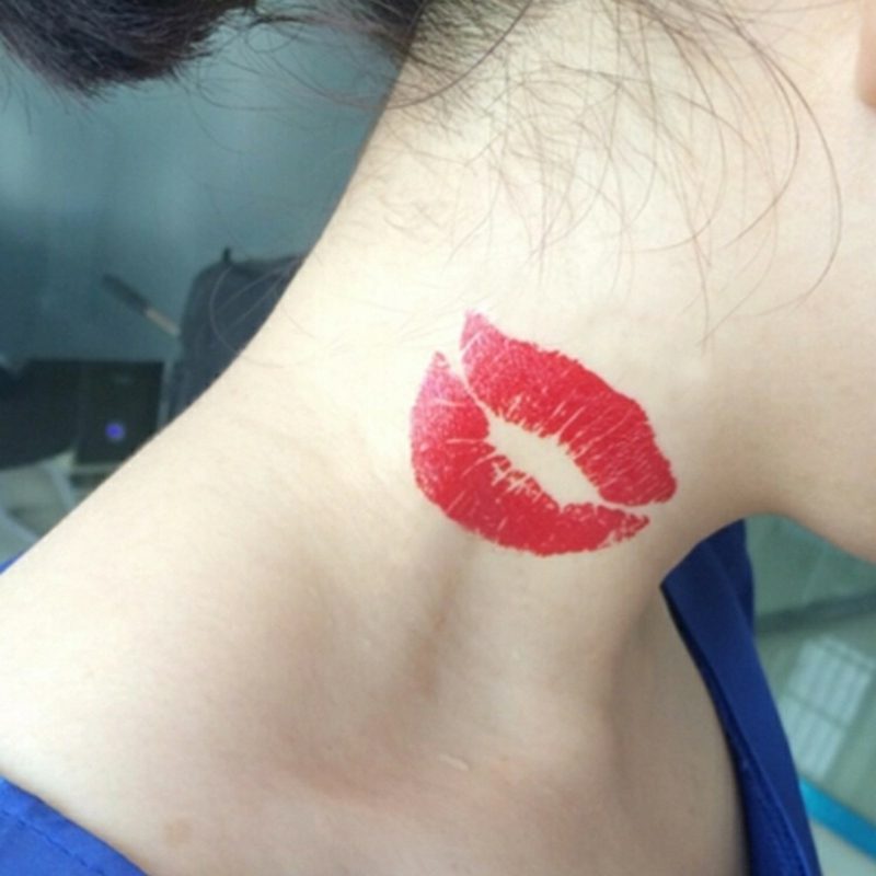 Cuddly tattoo na vratu rdeča realistično