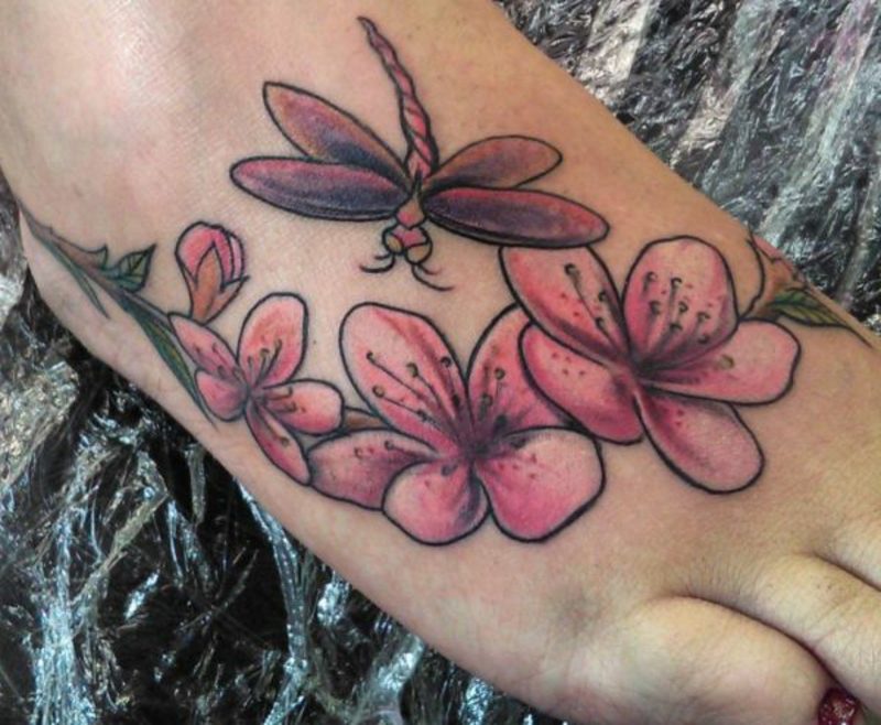 Dragonfly ir gėlės įdomios tatuiruotės