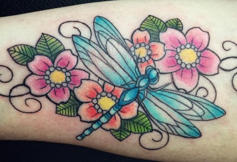 Tatuiruotės laumžirgis ir gėlės