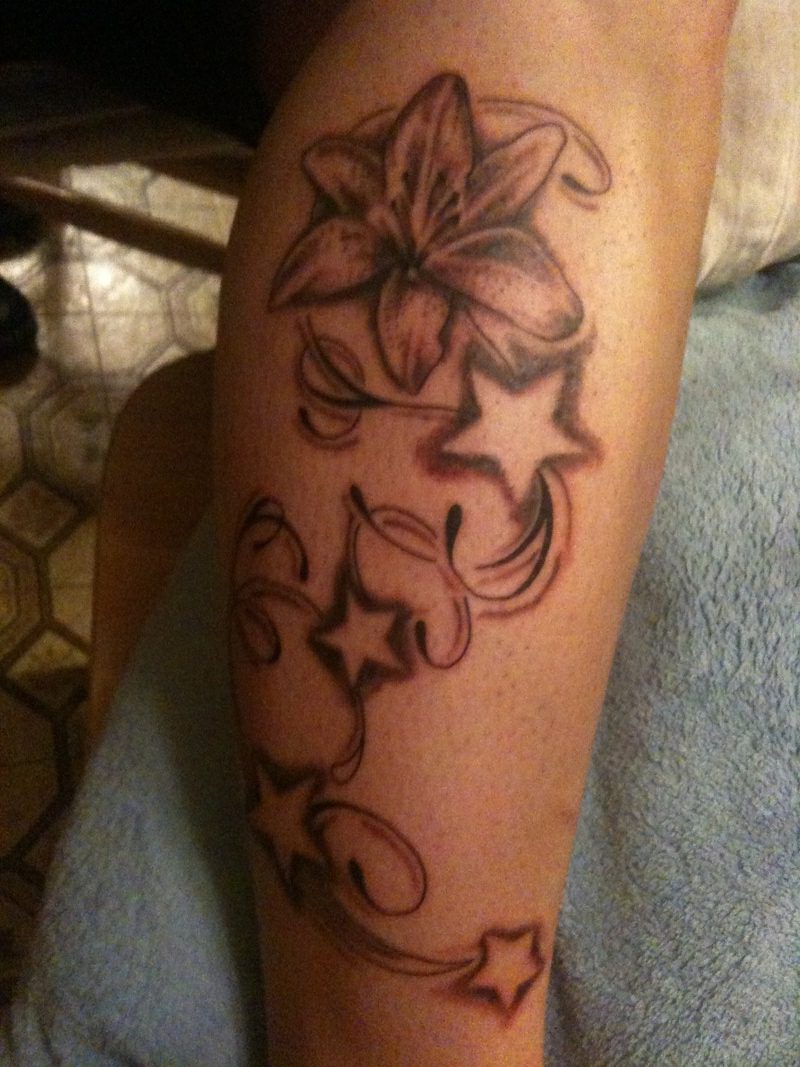 zaujímavé tetovanie lily a hviezdičky