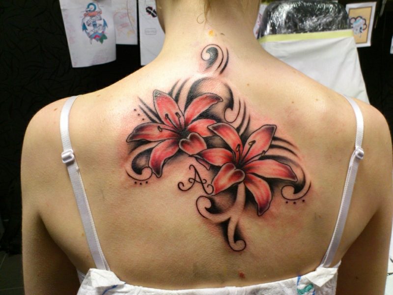 Lilie tetovanie späť tvorivé nápady dizajnu