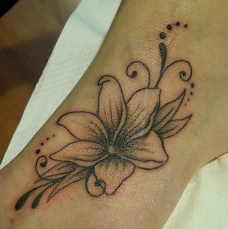 Lilie tetovanie nohy impozantné dizajn nápady