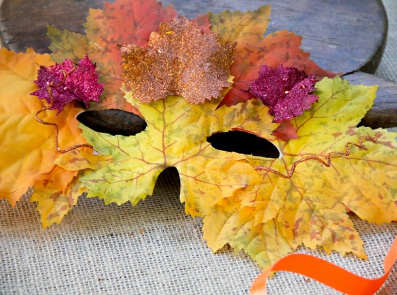 Јесен је украшен са децом маском од јесенских листова