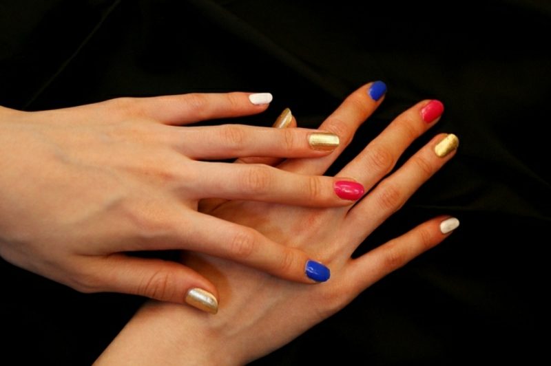 intressant nagelkonstruktion blå, guld och röd