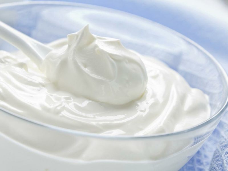 Penyembuhan rambut terbaik dengan yoghurt alami