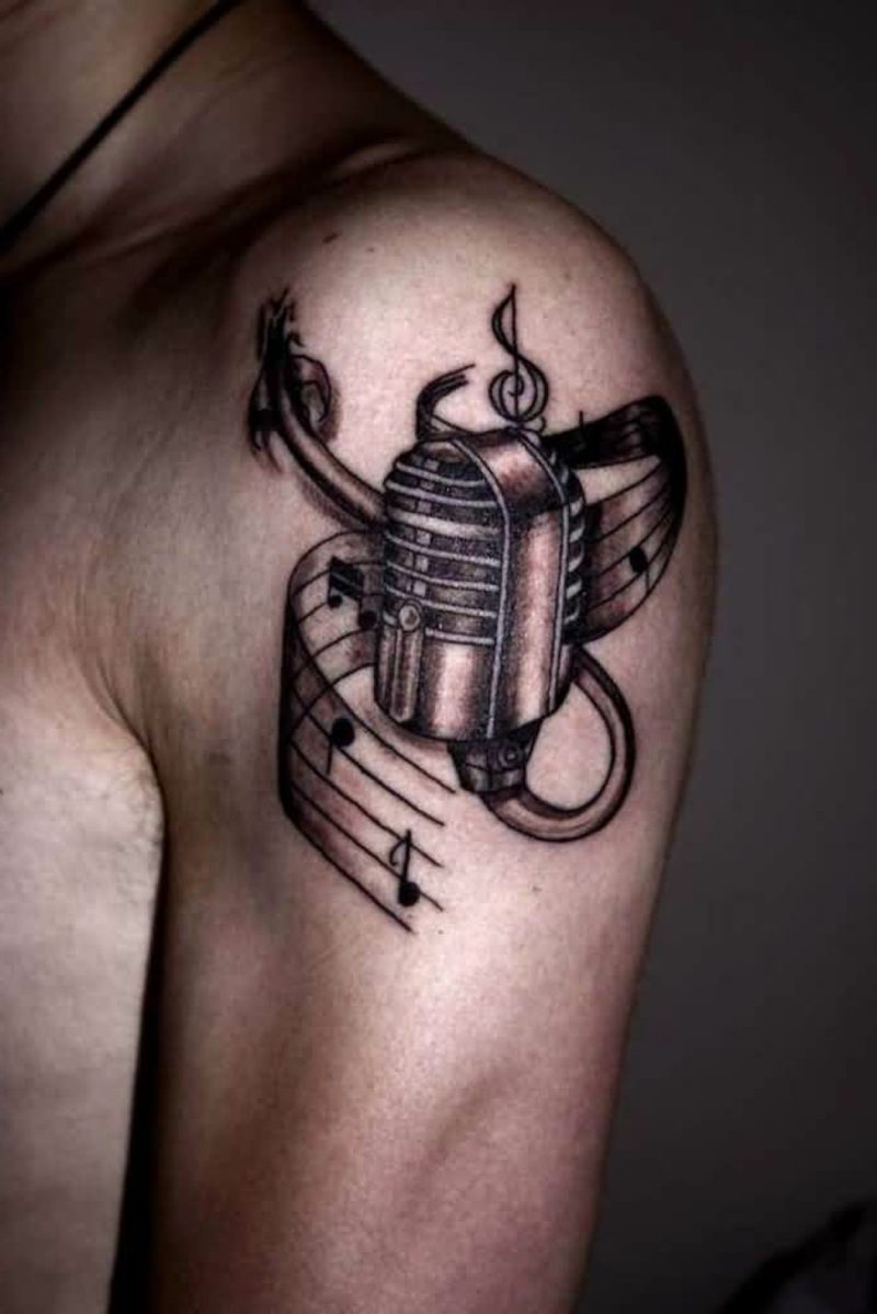 kľúčenka tetovanie čierne sivé rameno atramentu