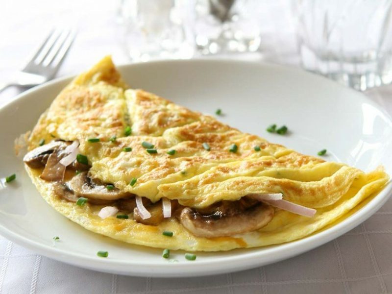 låg kolhydrat näring omelett med svampar