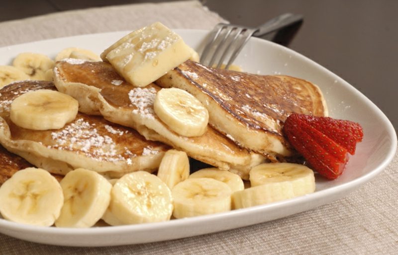 gezond ontbijt voor het afslanken van koolhydraatarme pannenkoeken met eiwitpoeder