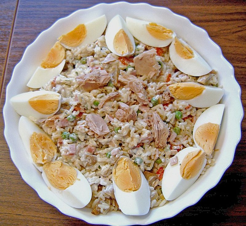 snabb lättmat ris pan med ägg och tonfisk