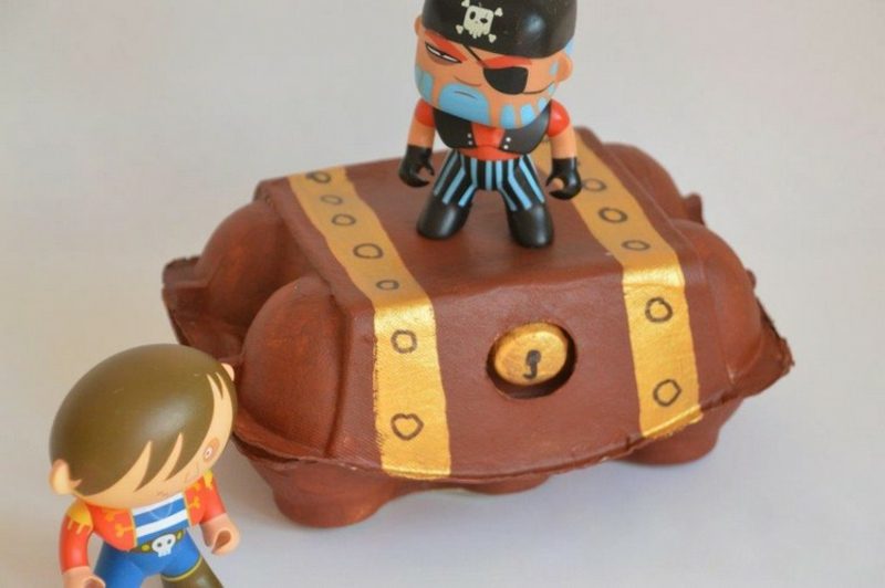 Treasure hrudník drotár vajec kartónu piráti
