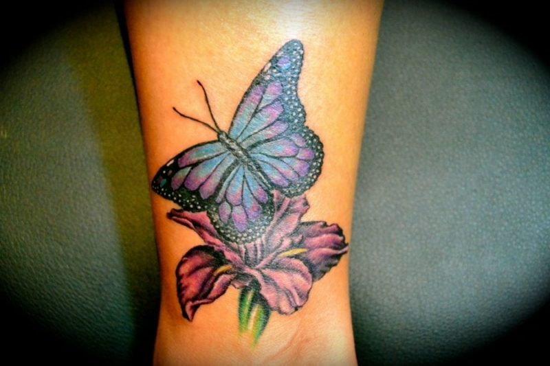 Tatuagem borboleta com flor