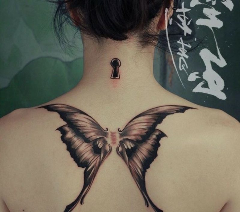 Tatuagem de borboleta e buraco da fechadura traseira