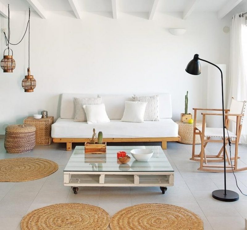 Padėklų sofa, kaip akcentas Skandinaviško stiliaus gyvenamajame kambaryje