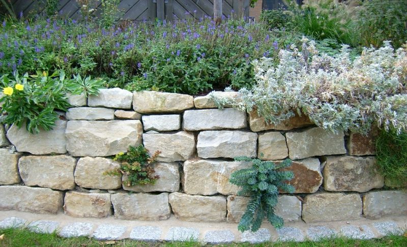 Parede de jardim de aparência natural de pedra