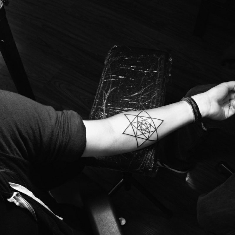 Tattoo stjärna underarm geometrisk design