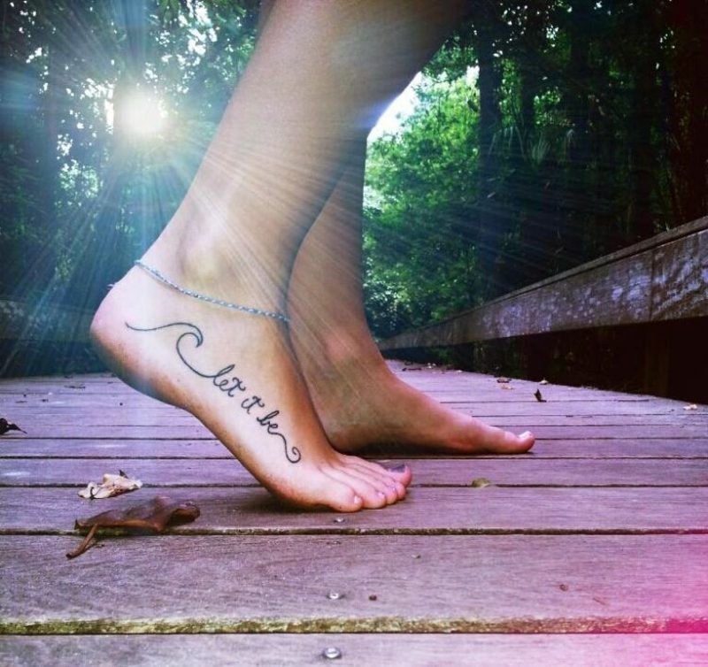 Tatuiruotės raidės rašysenos pėdos šoninis sakinys