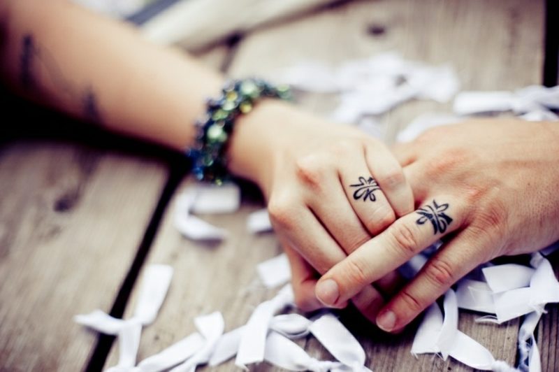 Tato rakan kongsi cincin perkahwinan yang bergaya