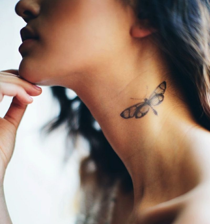 Tattoo vážka krku