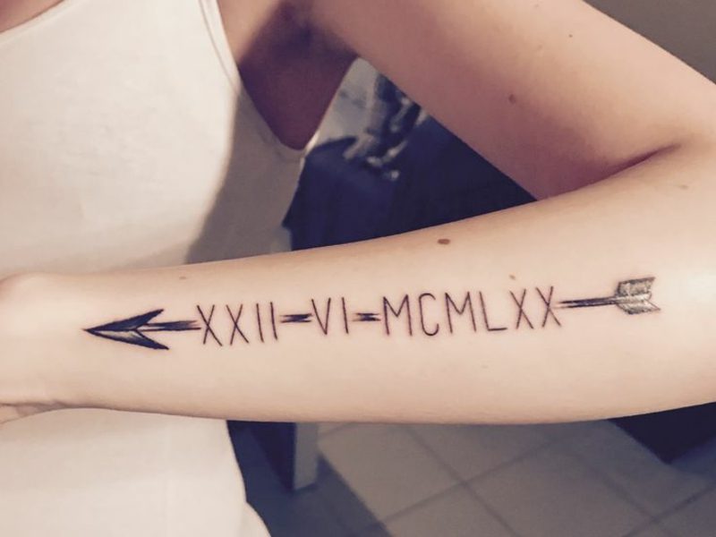 Romerska siffror Tattoo underarms pil original design