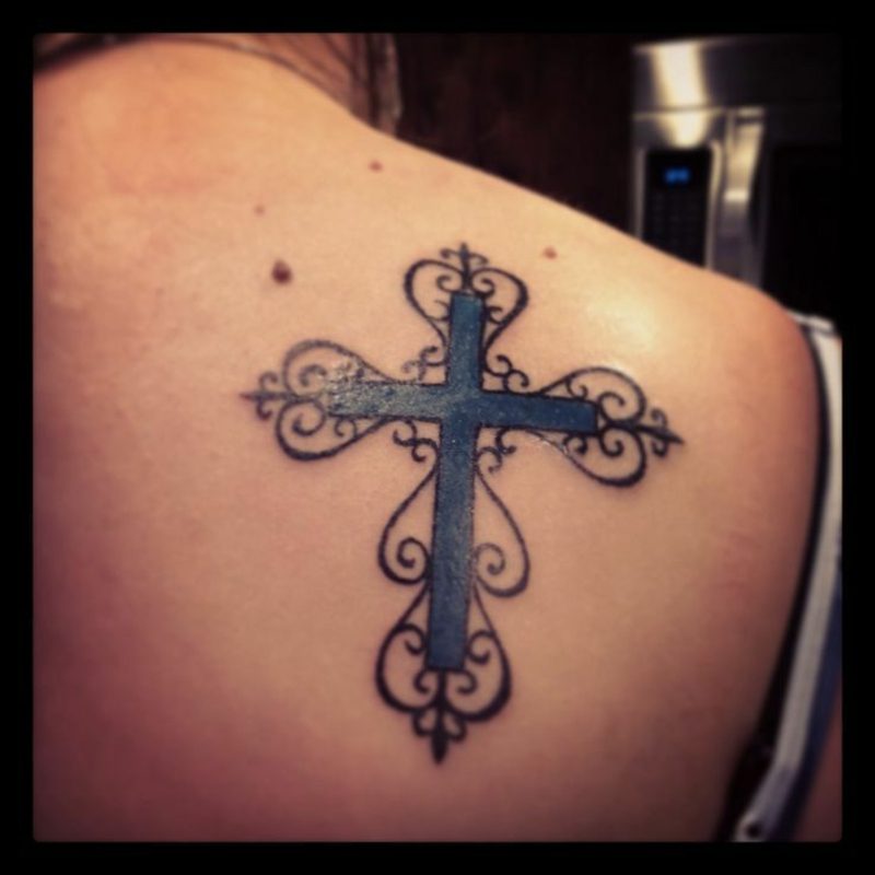 Kors tatuering på bakkvinnan