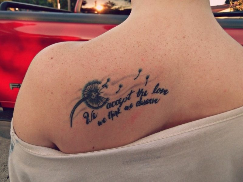 Tatuiruotės šriftai kaligrafijos nugaros moterys